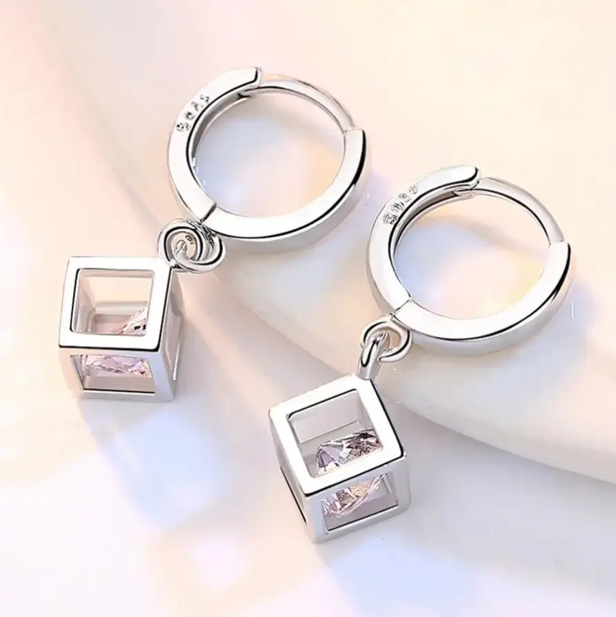 Серьги кольца Кубики с кристаллом серебристые