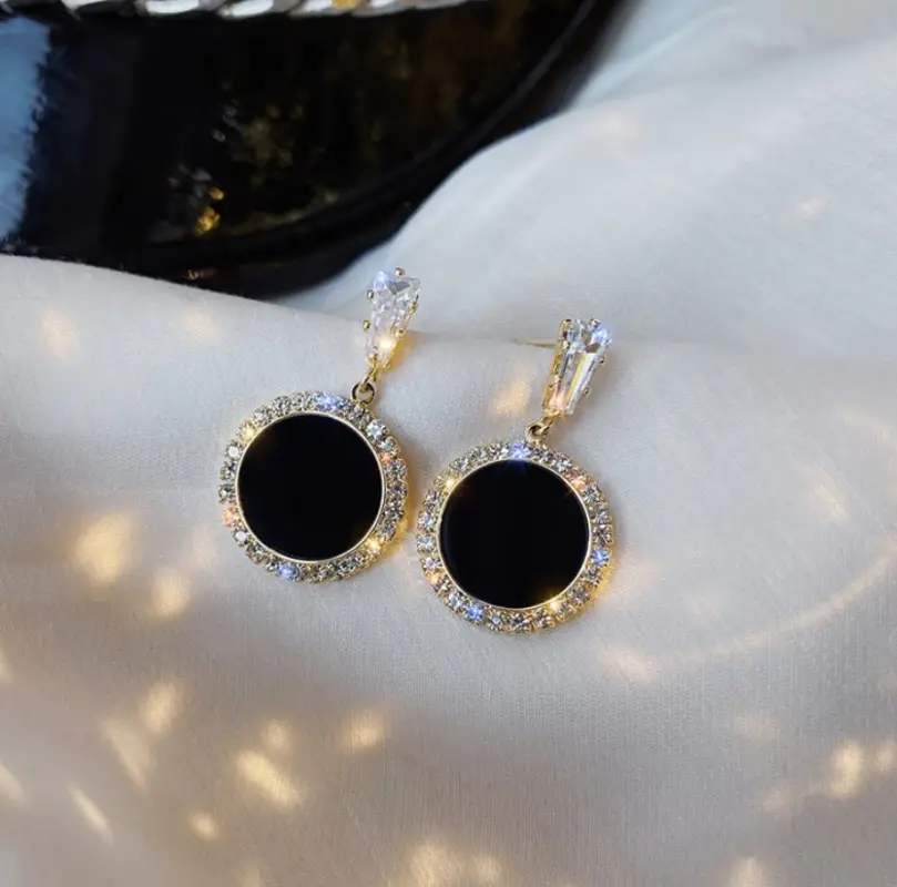 Серьги пусеты с камнями и черной вставкой золотистые