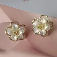 Серьги-гвоздики Цветы белые золотистые