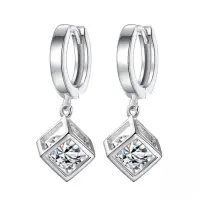 Серьги кольца Кубики с кристаллом серебристые