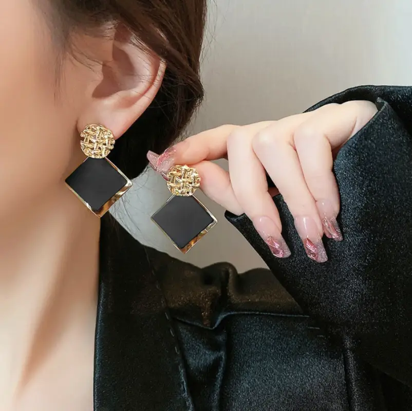 Серьги-пусеты черные ромбы с золотом