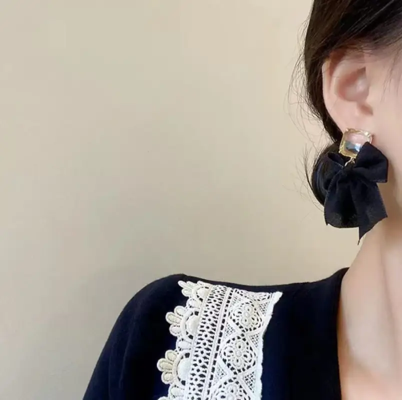 Серьги с камнем и черными бантами