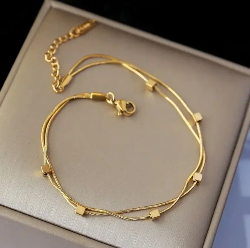 Браслет тонкий с кубинками золотистый