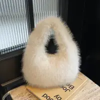 Сумка меховая на плечо зимняя белая