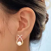 Серьги с камнями и искусственным жемчугом золотистые