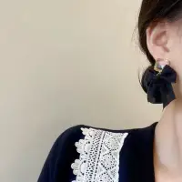 Серьги с камнем и черными бантами