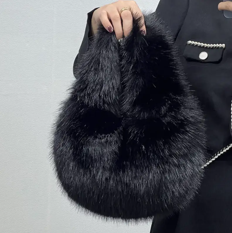 Сумка на плечо меховая зимняя черная