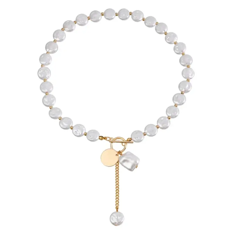 Колье на шею с жемчугом и застежкой золотистое