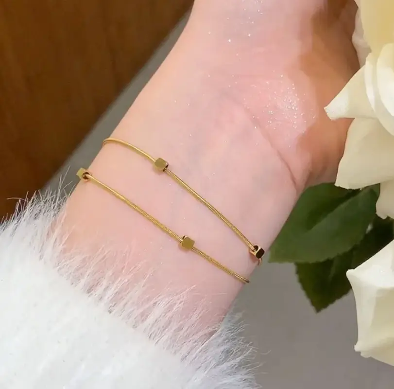 Браслет тонкий с кубинками золотистый