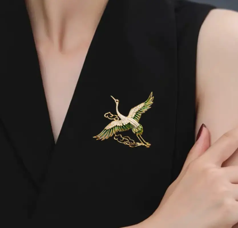 Брошь Журавль с кристаллами золотистый