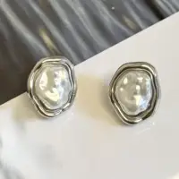 Серьги-гвоздики с искусственным жемчугом серебристые