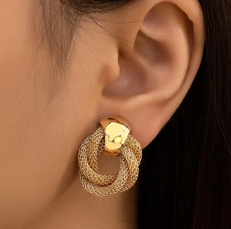 Серьги с сетчатым переплетением колечек золотистые