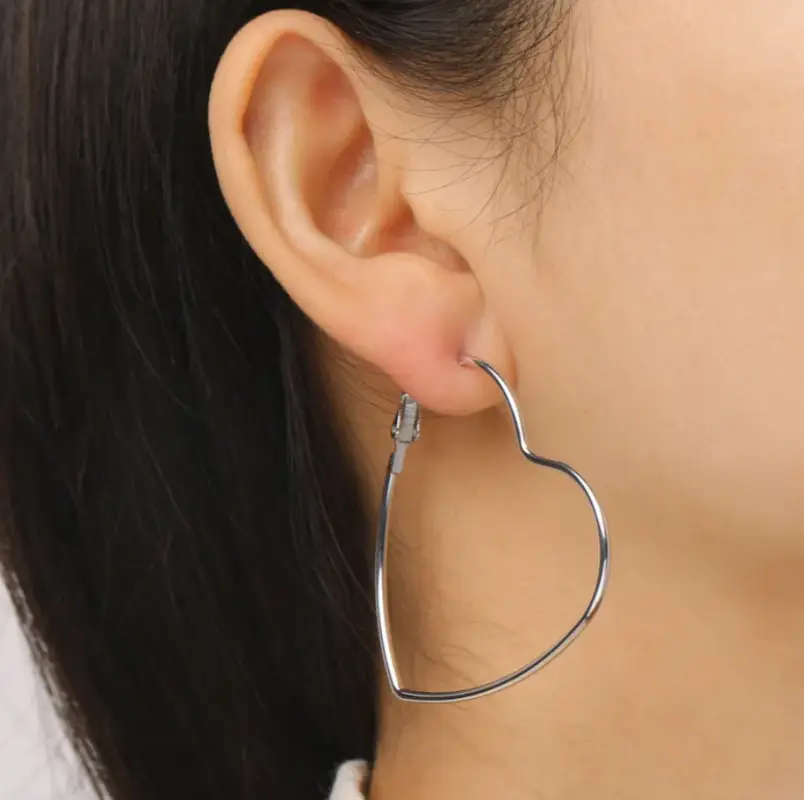 Серьги кольца в форме сердце серебряные