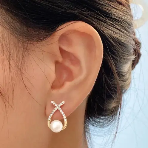 Серьги с камнями и искусственным жемчугом золотистые