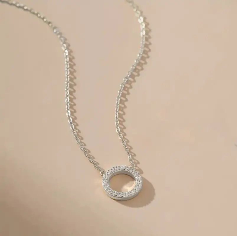 Подвеска с цепочкой Круг с кристаллами серебристая