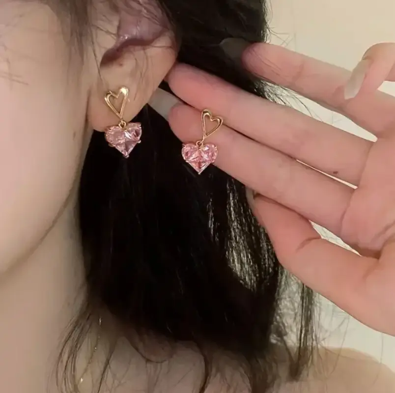 Серьги пусеты Розовые сердца кристаллы золотистые
