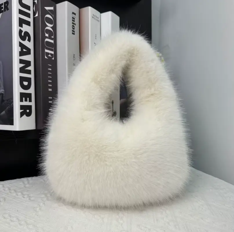 Сумка меховая на плечо зимняя белая