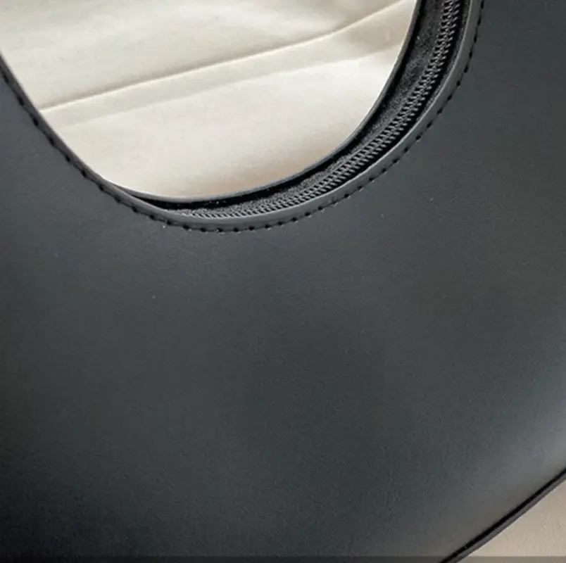 Сумка полумесяц маленькая экокожа черная