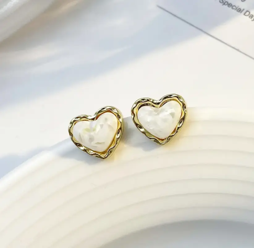 Серьги гвоздики Сердечки перламутровые золотистые