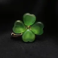 Брошь Клевер с камнем кошачий глаз зеленый золотистая
