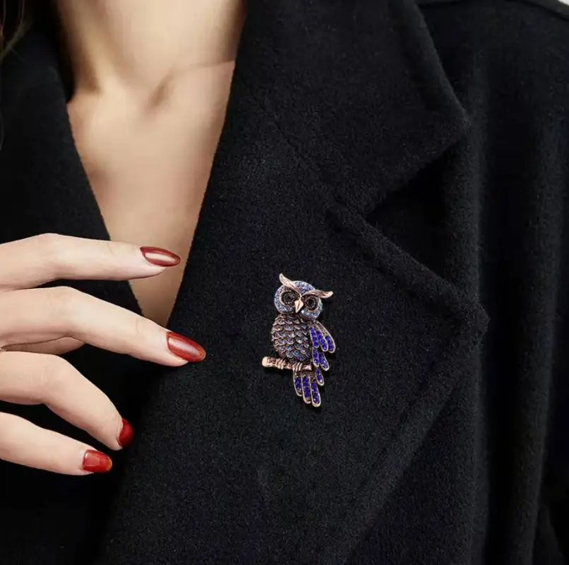 Брошь Сова с голубыми и синими камнями