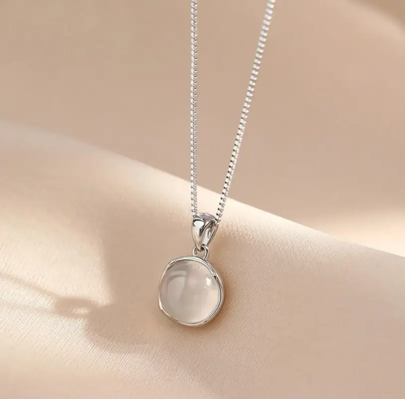 Подвеска с цепочкой плод Лунный камень серебристая