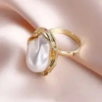 Кольцо ассиметричное с жемчужиной золотистое