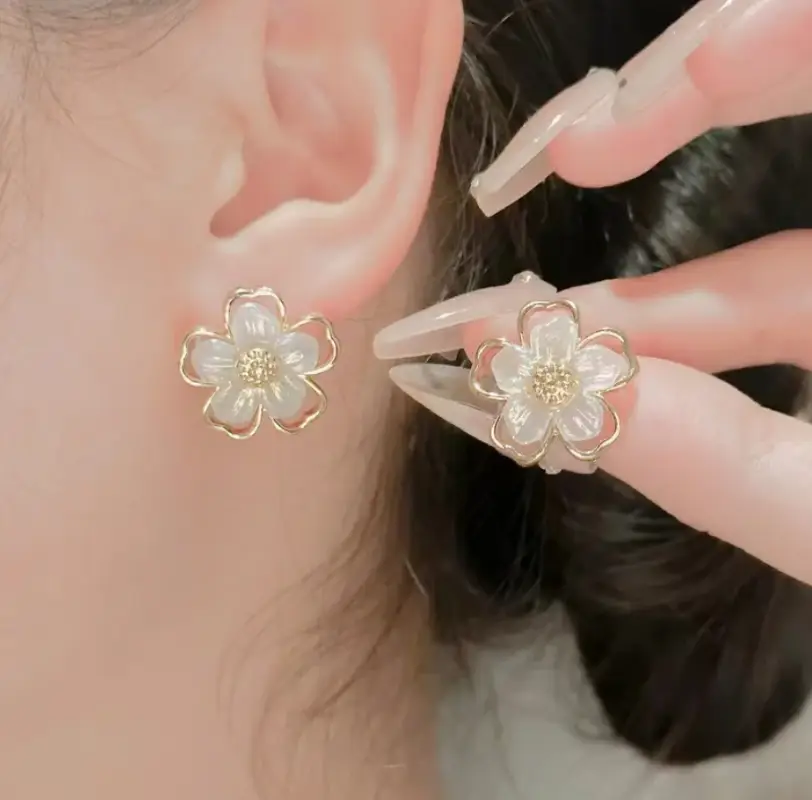 Серьги-гвоздики Цветы белые золотистые