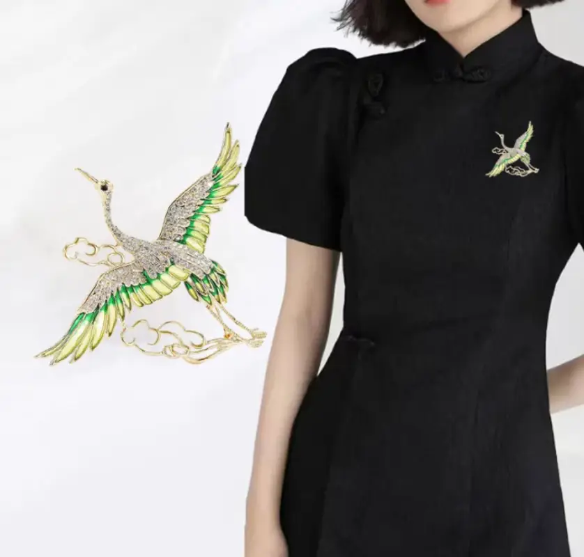 Брошь Журавль с кристаллами золотистый