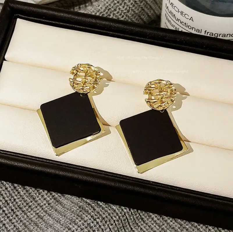 Серьги-пусеты черные ромбы с золотом