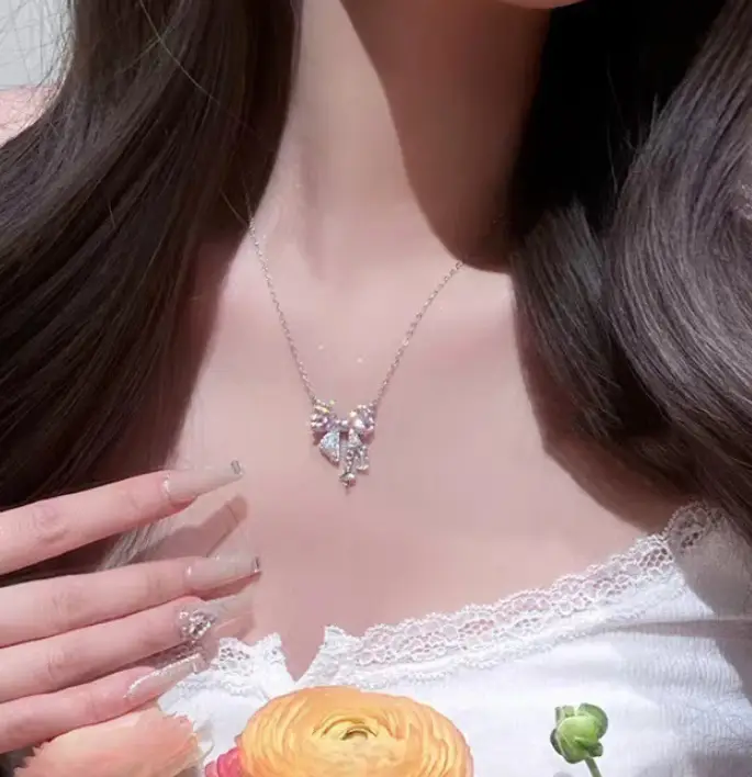 Подвеска на цепочке с камнем Бантик серебристая