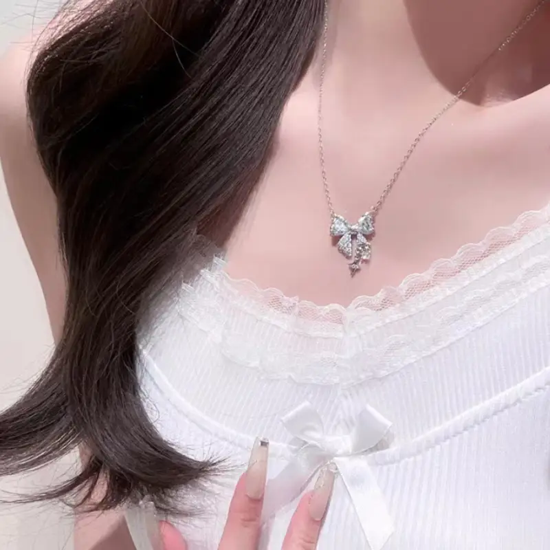 Подвеска на цепочке с камнем Бантик серебристая