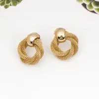 Серьги с сетчатым переплетением колечек золотистые