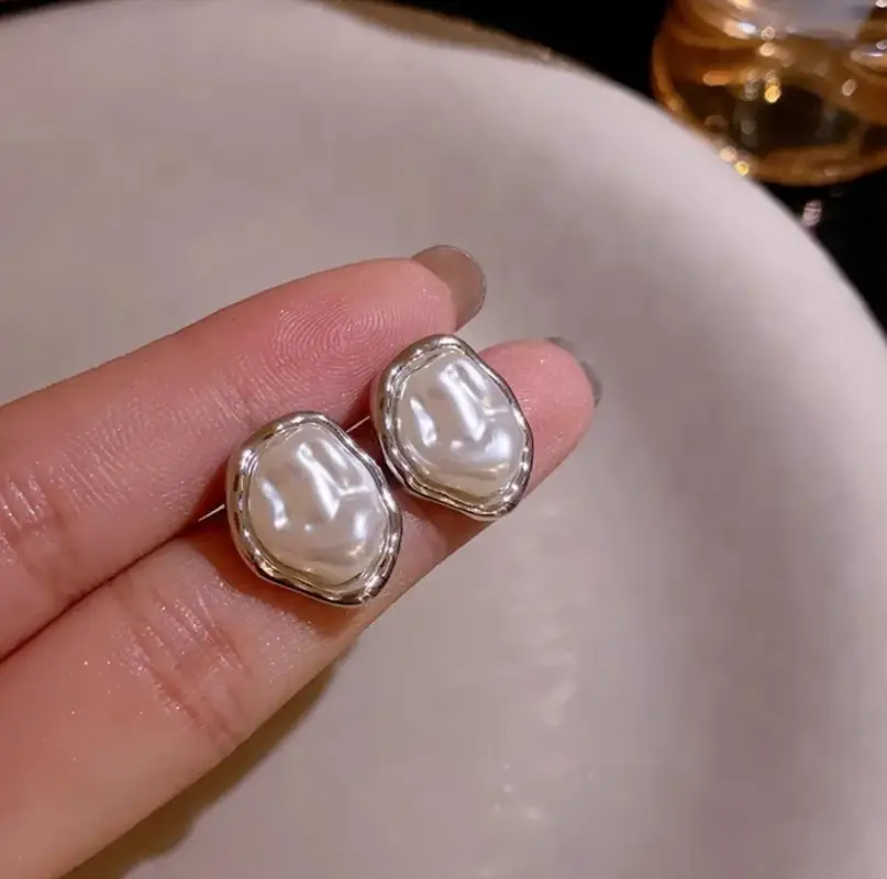 Серьги-гвоздики с искусственным жемчугом серебристые