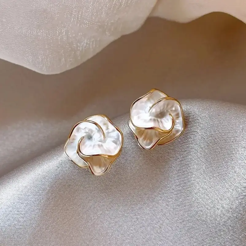 Серьги-гвоздики в виде цветка серебристые