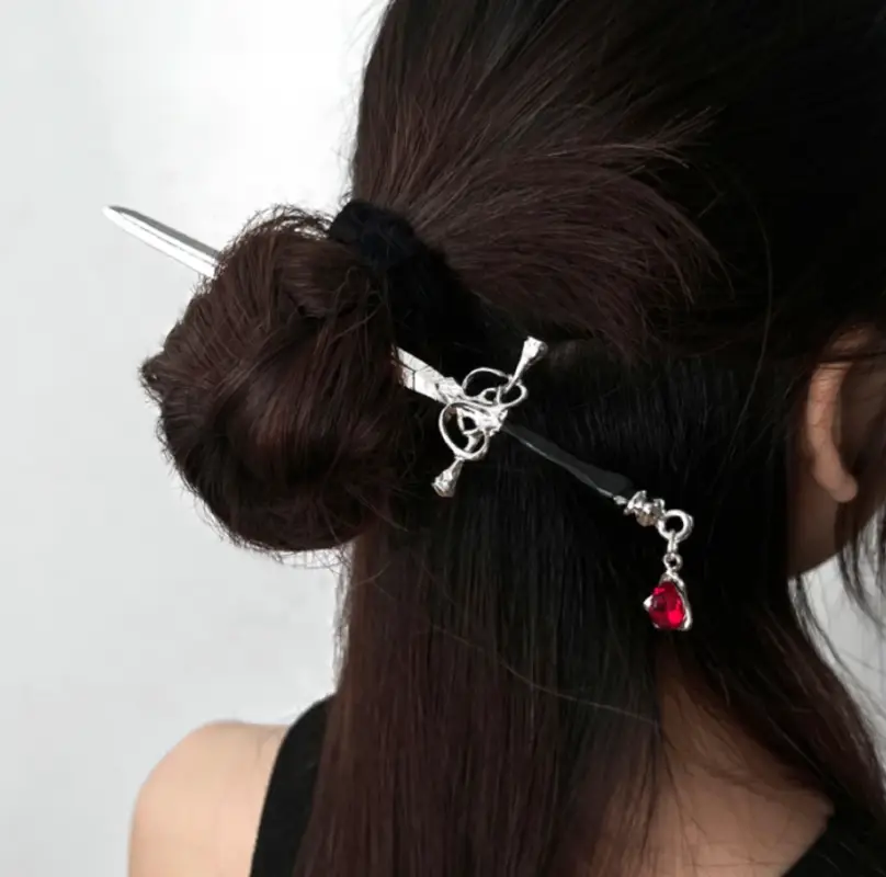 Палочка для волос шпилька Меч серебристая с кристаллом