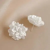 Серьги пусеты цветы белые