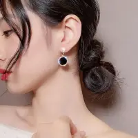 Серьги пусеты с камнями и черной вставкой золотистые