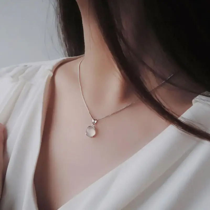 Подвеска с цепочкой плод Лунный камень серебристая