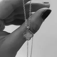 Подвеска на цепочке Клевер белый золотистая