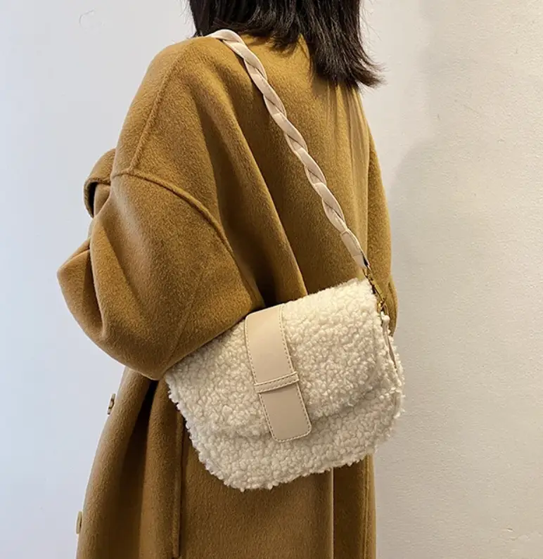 Сумка кросс-боди на плечо меховая белая