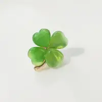 Брошь Клевер с камнем кошачий глаз зеленый золотистая