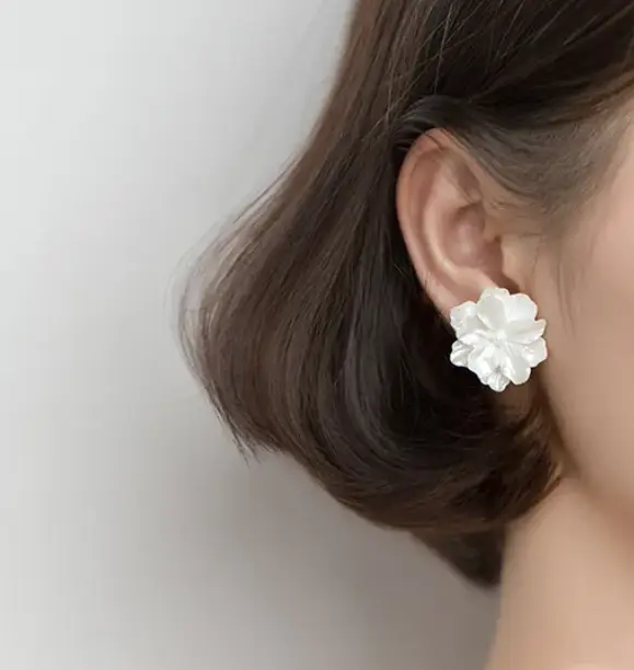 Серьги пусеты с перламутровым цветком