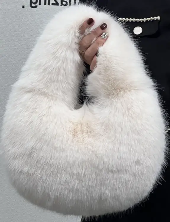 Сумка меховая на плечо зимняя белая