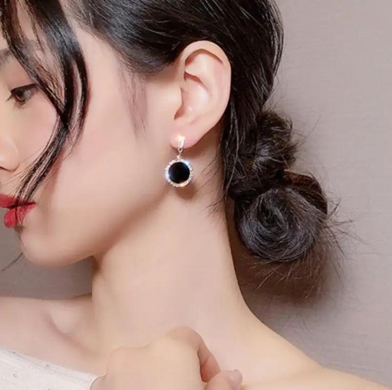 Серьги пусеты с камнями и черной вставкой золотистые