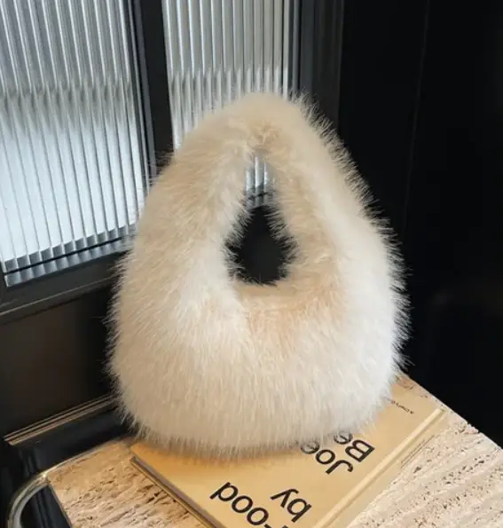 Сумка меховая на плечо зимняя белая