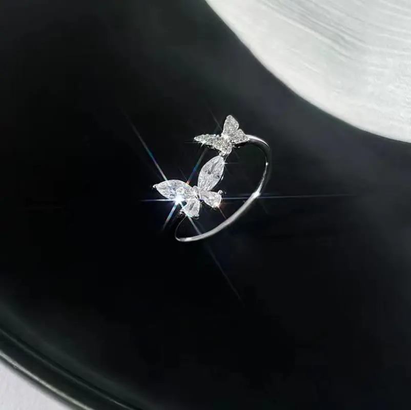 Кольцо Бабочки с камнями серебристое