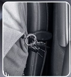 Заглушка между сиденьями автомобиля