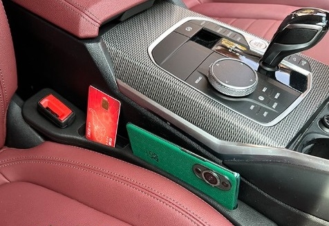 Заглушка между сиденьями автомобиля