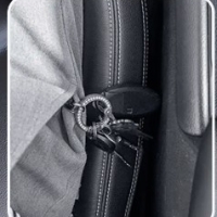 Заглушка между сиденьями автомобиля